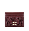 Matelassé leather card holder with metal lettering logo