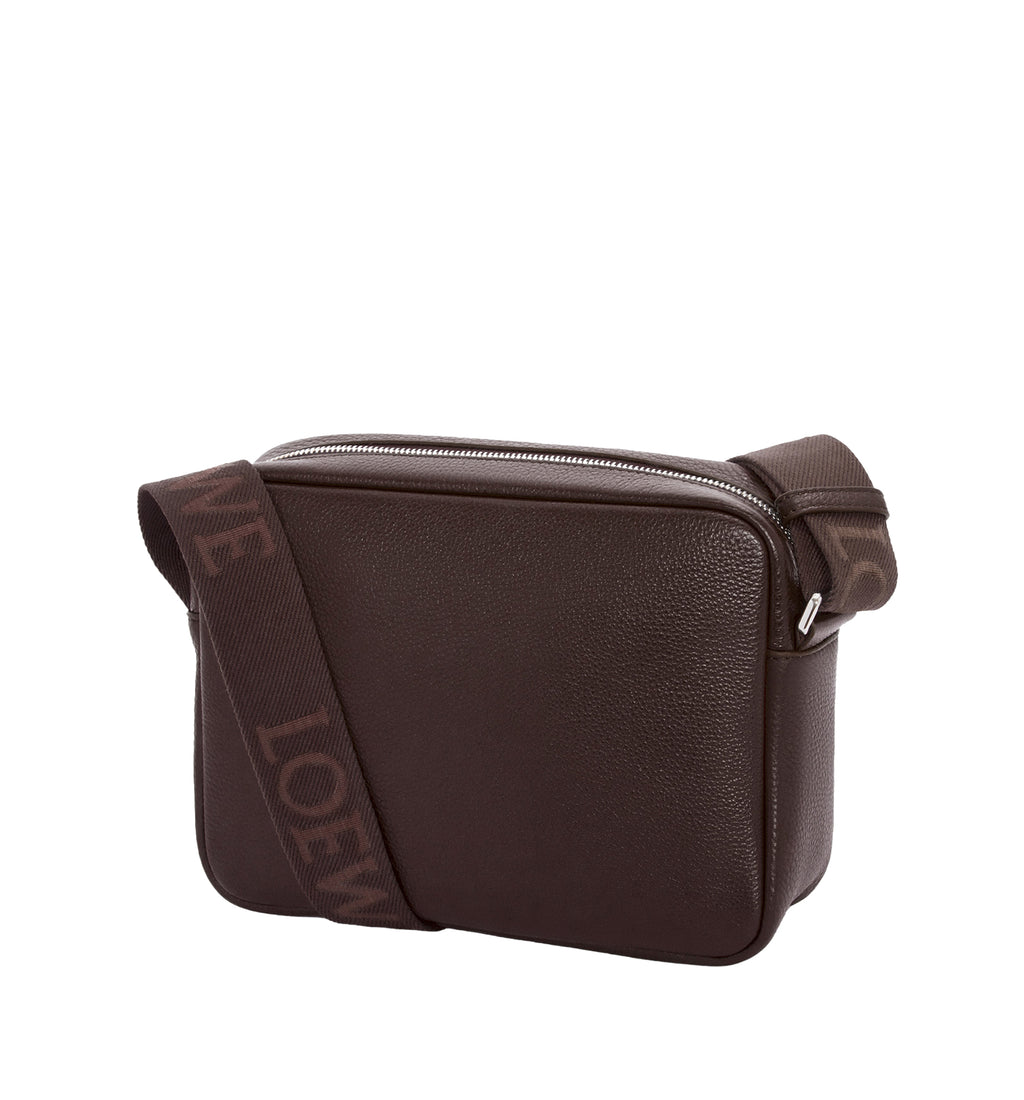 Medium Pebble Messenger Bag In Supple Grained Calfskin