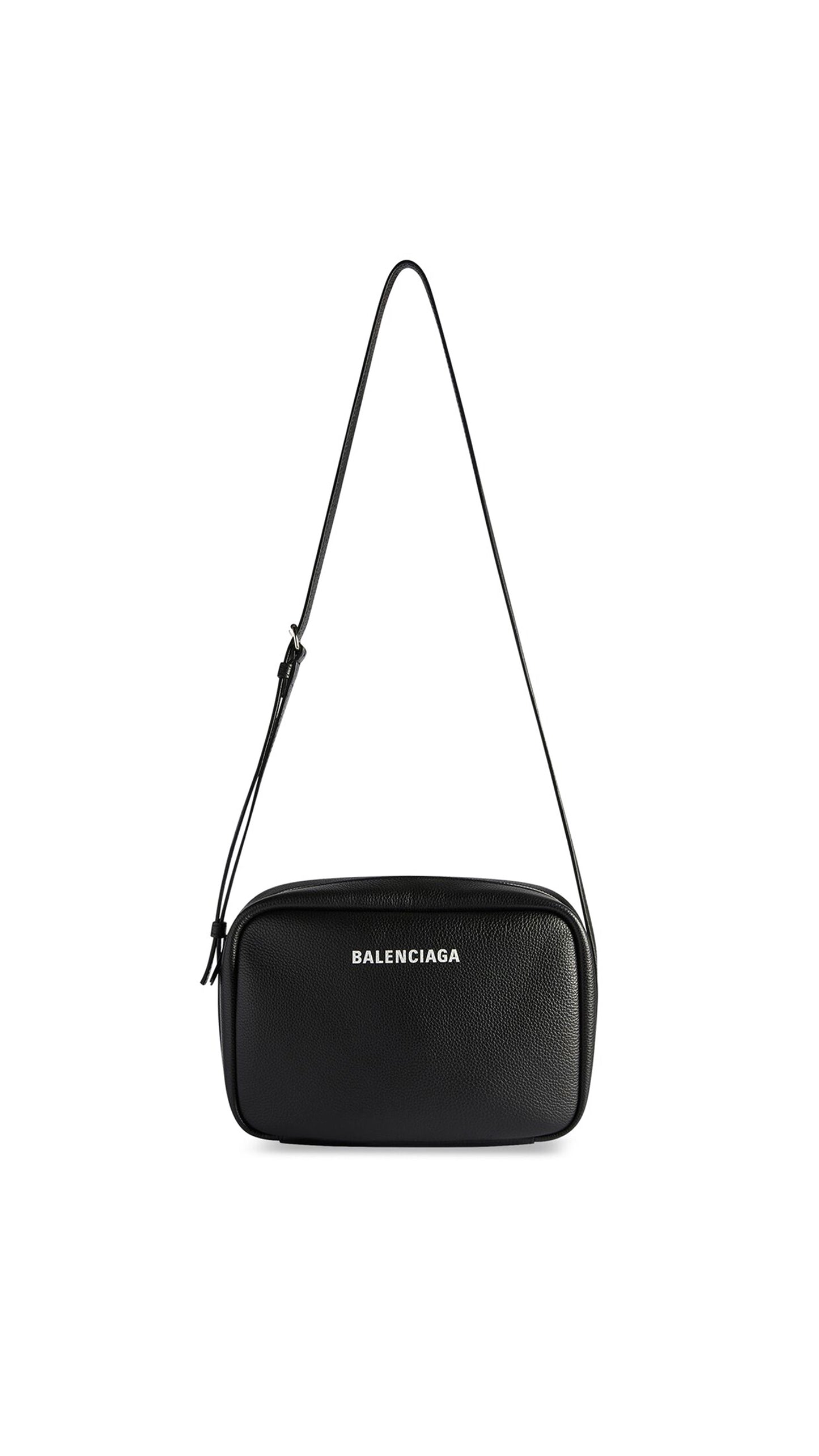 Everyday Medium Camera Bag In Grained Calfskin - Black.